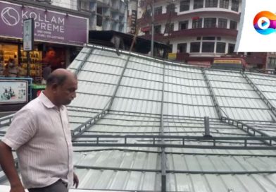തൃശൂര്‍ നഗരത്തില്‍ നടുറോഡിലേക്ക് കൂറ്റന്‍ ഇരുമ്പ് മേല്‍ക്കൂര വീണു; ഒഴിവായത് വൻ ദുരന്തം
