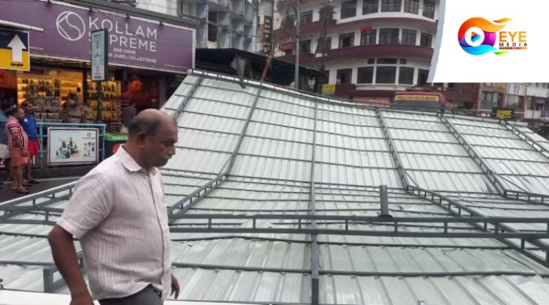 തൃശൂര്‍ നഗരത്തില്‍ നടുറോഡിലേക്ക് കൂറ്റന്‍ ഇരുമ്പ് മേല്‍ക്കൂര വീണു; ഒഴിവായത് വൻ ദുരന്തം