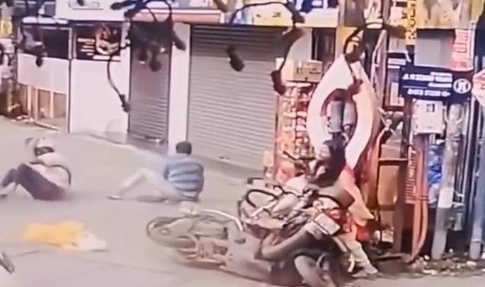 കൊച്ചി മരടിൽ ബുള്ളറ്റും സ്കൂട്ടറും തമ്മിൽ കൂട്ടിയിടിച്ച് അപകടം കാൽനടയാത്രക്കാരിക്ക് പരുക്കേറ്റു