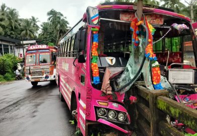 ബസ്സിനു പിറകിൽ ബൈക്ക് ഇടിച്ച് രണ്ടുപേർക്ക് പരിക്ക്