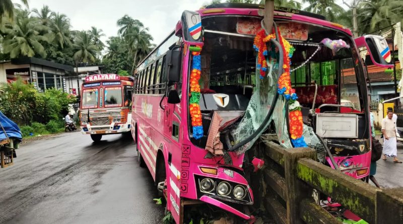 ബസ്സിനു പിറകിൽ ബൈക്ക് ഇടിച്ച് രണ്ടുപേർക്ക് പരിക്ക്