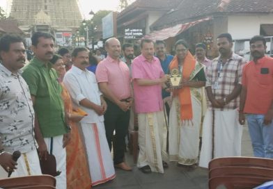 കേരളക്ഷേത്ര സംരക്ഷണ സമിതി ശ്രീപത്മനാഭസ്വാമി ക്ഷേത്ര ശാഖ ക്ഷേത്രത്തിലെ രണ്ട് ജീവനക്കാരെ ആദരിച്ചു