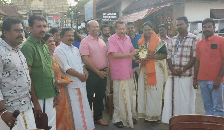 കേരളക്ഷേത്ര സംരക്ഷണ സമിതി ശ്രീപത്മനാഭസ്വാമി ക്ഷേത്ര ശാഖ ക്ഷേത്രത്തിലെ രണ്ട് ജീവനക്കാരെ ആദരിച്ചു