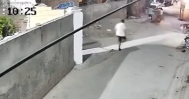 പാകിസ്ഥാനിലെ ലാഹോറിൽ യുവതിയേയും രണ്ട് മക്കളേയും ആക്രമിക്കാൻ ശ്രമിച്ച സിംഹത്തിൻ്റെ ഞെട്ടിക്കുന്ന സി.സി.ടി.വി ദൃശ്യങ്ങൾ പുറത്ത് പാകിസ്ഥാനിലെ ലാഹോറിൽ യുവതിയേയും രണ്ട് മക്കളേയും ആക്രമിക്കാൻ ശ്രമിച്ച സിംഹത്തിൻ്റെ ഞെട്ടിക്കുന്ന സി.സി.ടി.വി ദൃശ്യങ്ങൾ പുറത്ത്