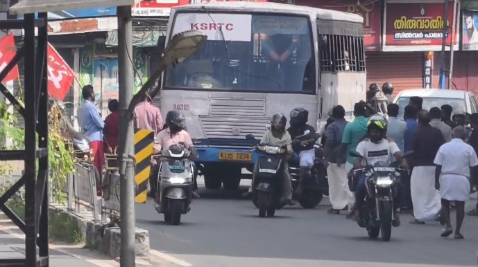 ദേശീയ പണിമുടക്ക്; കൊച്ചിയിൽ കെഎസ്ആ‌ർടിസി ബസ് തടഞ്ഞു, ആവശ്യ സർവീസുകൾക്ക് ഇളവ്
