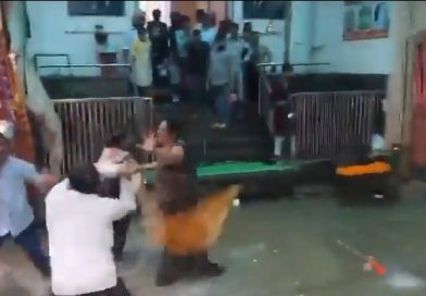 രാജസ്ഥാനിലെ ഖതുശ്യാം ജി ക്ഷേത്രത്തിലാണ് നാടകീയ രംഗങ്ങൾ : സ്ത്രീകൾ ഉൾപ്പെടെയുള്ള ഭക്തരെ കടയുടമകൾ ആക്രമിച്ചു