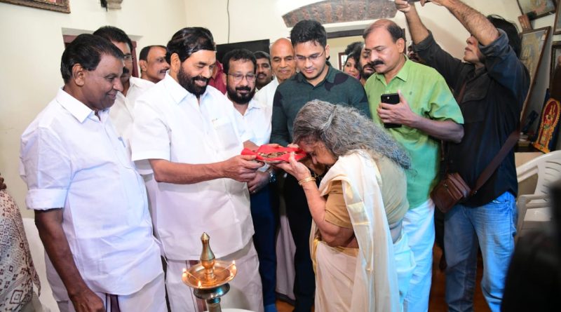 മന്ത്രി വി.എൻ. വാസവൻ ഉത്രാടക്കിഴി കൈമാറി