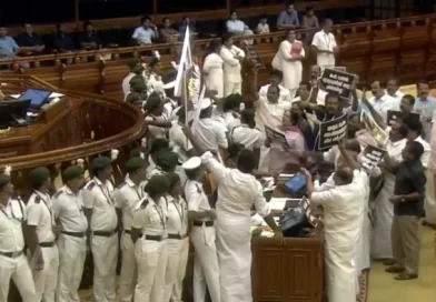 തുടർച്ചയായ മൂന്നാം ദിവസവും സ്വർണപ്പാളി വിവാദത്തില്‍ സഭയില്‍ പ്രതിപക്ഷ പ്രതിഷേധം