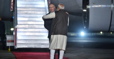 റഷ്യൻ പ്രസിഡന്റ് പുടിനെ ഡൽഹിയിൽ ആലിംഗനം ചെയ്ത് സ്വീകരിച്ച് പ്രധാനമന്ത്രി നരേന്ദ്ര മോദി റഷ്യൻ പ്രസിഡന്റ് പുടിനെ ഡൽഹിയിൽ ആലിംഗനം ചെയ്ത് സ്വീകരിച്ച് പ്രധാനമന്ത്രി നരേന്ദ്ര മോദി