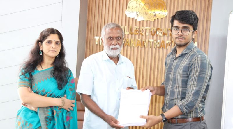 തീവ്ര വോട്ടർപട്ടിക പരിഷ്‌കരണത്തിന്റെ ഭാ​ഗമായി ജില്ലയിലെ കരട് വോട്ടർ പട്ടിക ജില്ലാ കളക്ടർ അനു കുമാരിയും സബ് കളക്ടർ ആൽഫ്രഡ് ഒ.വിയും ചേർന്ന് വിവിധ രാഷ്ട്രീയ പാർട്ടി പ്രതിനിധികൾക്ക് നൽകി പ്രകാശനം ചെയ്യുന്നു