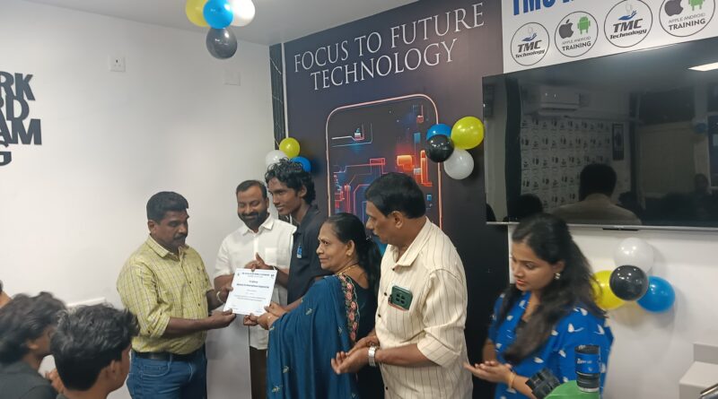 തിരു :കേന്ദ്ര സർക്കാരിന് കീഴിൽ നാക്ടക്റ്റ് അംഗീകാരത്തോടെ വെള്ളയമ്പലത്തുള്ള റ്റി. എം. സി. മൊബൈൽ ടെക്നോളജി എറണാകുളം കലൂർ ശാഖയിൽ ചീഫ് അഡ്മിനിസ്ട്രേറ്റർ പനച്ചമൂട് ഷാജഹാന്റെ അദ്ധ്യക്ഷതയിൽ മാനേജിങ് ഡയറക്ടർ ജമീൽ യൂസഫ് സംഗമം ഉത്ഘാടനം ചെയ്തു. തിരു :കേന്ദ്ര സർക്കാരിന് കീഴിൽ നാക്ടക്റ്റ് അംഗീകാരത്തോടെ വെള്ളയമ്പലത്തുള്ള റ്റി. എം. സി. മൊബൈൽ ടെക്നോളജി എറണാകുളം കലൂർ ശാഖയിൽ ചീഫ് അഡ്മിനിസ്ട്രേറ്റർ പനച്ചമൂട് ഷാജഹാന്റെ അദ്ധ്യക്ഷതയിൽ മാനേജിങ് ഡയറക്ടർ ജമീൽ യൂസഫ് സംഗമം ഉത്ഘാടനം ചെയ്തു.