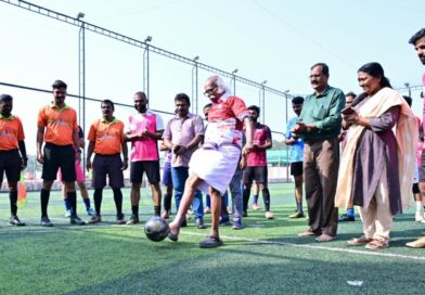 കണ്ണൂർ..04/02/2026സംസ്ഥാന തദ്ദേശ ദിനാഘോഷത്തോടനുബന്ധിച്ച് പൊലീസ് ടര്‍ഫ് മൈതാനത്ത് നടന്ന ഫുട്ബാള്‍ മത്സരം കാല്‍പ്പന്ത് തട്ടിക്കൊണ്ട് രജിസ്‌ട്രേഷന്‍ വകുപ്പ് മന്ത്രി രാമചന്ദ്രന്‍ കടന്നപ്പള്ളി ഉദ്ഘാടനം ചെയ്യുന്നു.