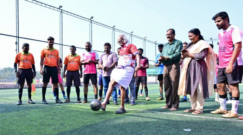 കണ്ണൂർ..04/02/2026സംസ്ഥാന തദ്ദേശ ദിനാഘോഷത്തോടനുബന്ധിച്ച് പൊലീസ് ടര്‍ഫ് മൈതാനത്ത് നടന്ന ഫുട്ബാള്‍ മത്സരം കാല്‍പ്പന്ത് തട്ടിക്കൊണ്ട് രജിസ്‌ട്രേഷന്‍ വകുപ്പ് മന്ത്രി രാമചന്ദ്രന്‍ കടന്നപ്പള്ളി ഉദ്ഘാടനം ചെയ്യുന്നു.