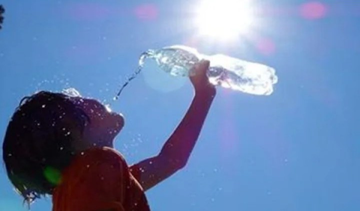 നിര്ജലീകരണം ഒഴിവാക്കുന്നതിനായി ദാഹം തോന്നിയില്ലെങ്കില് പോലും ധാരാളം വെള്ളം കുടിക്കണം നിര്ജലീകരണം ഒഴിവാക്കുന്നതിനായി ദാഹം തോന്നിയില്ലെങ്കില് പോലും ധാരാളം വെള്ളം കുടിക്കണം