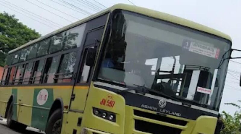 കെഎസ്ആര്‍ടിസിയിൽ സ്ത്രീകൾക്ക് സൗജന്യയാത്ര: ചർച്ച വേണമെന്ന് ഓൾ കേരള ബസ് ഓപ്പറേറ്റേഴ്‌സ് ഓർഗനൈസേഷൻകെഎസ്ആര്‍ടിസി ബസുകളിൽ സ്ത്രീകൾക്ക് സൗജന്യയാത്ര നൽകുന്ന പ്രഖ്യാപനം യുഡിഎഫ് സര്‍ക്കാര്‍ പുന:പരിശോധിക്കണമെന്ന് ആൾ കേരള ബസ് ഓപറേറ്റേഴ്‌സ് ഓർഗനൈസേഷൻ. തീരുമാനം സ്വകാര്യ ബസ് വ്യവസായത്തെ തകർക്കും. സർക്കാർ ചർച്ചയ്ക്ക് തയാറാകണമെന്നും ആൾ കേരള ബസ് ഓപറേറ്റേഴ്‌സ് ഓർഗനൈസേഷൻ സംസ്ഥാന ജനറൽ സെക്രട്ടറി ടി. ഗോപിനാഥൻ ആവശ്യപ്പെട്ടു.