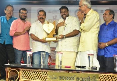മുക്കംപാലംമൂട് രാധാകൃഷ്ണന് പുരസ്കാരം നൽകി