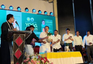യോഗ ജാതിമതങ്ങൾക്ക് അതീതമായ ചികിത്സാശാസ്ത്രംതിരുവനന്തപുരം, ജൂലൈ 2: അന്താരാഷ്ട്ര യോഗദിനാചരണത്തിന്റെ ഭാഗമായി ഇന്ത്യൻ നാച്ചുറോപതി ആൻഡ് യോഗ മെഡിക്കൽ ഗ്രാജുവേറ്റ്സ് അസോസിയേഷൻ (INYGMA) സംഘടിപ്പിച്ച വാർഷിക ദേശീയ യോഗ ഉച്ചകോടിയായ ‘യോഗ മെഡ് 2026’ വ്യാഴാഴ്ച തിരുവനന്തപുരത്ത് നടന്നു. കേരള സർക്കാരിന്റെ ആരോഗ്യ–ദേവസ്വം വകുപ്പ് മന്ത്രി ശ്രീ. കെ. മുരളീധരൻ പരിപാടി ഉദ്ഘാടനം ചെയ്തു.