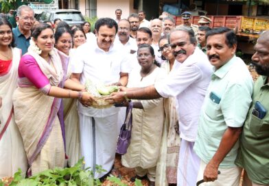 കാർഷിക മേഖലയുടെ വീണ്ടെടുപ്പിനും ജൈവകൃഷി പ്രോത്സാഹിപ്പിക്കുന്നതിനുമായി സർക്കാർ തലത്തിൽ അടിയന്തര ഇടപെടലുകൾ ഉണ്ടാകണമെന്നും എല്ലാവരും ഒന്നിച്ചുപ്രവർത്തിക്കണമെന്നും ആരോഗ്യം ദേവസ്വം വകുപ്പ് മന്ത്രി കെ. മുരളീധരൻ. വട്ടിയൂർക്കാവ്, കുടപ്പനക്കുന്ന് കൃഷിഭവനുകൾ സംഘടിപ്പിച്ച കർഷകദിനാഘോഷം ഉദ്ഘാടനം ചെയ്ത് സംസാരിക്കുകയായിരുന്നു മന്ത്രി. ഇരു കൃഷിഭവന് കീഴിൽ മികച്ച കർഷകർക്കുള്ള അവാർഡുകളും മന്ത്രി വിതരണം ചെയ്തു. കാർഷിക മേഖലയുടെ വീണ്ടെടുപ്പിനും ജൈവകൃഷി പ്രോത്സാഹിപ്പിക്കുന്നതിനുമായി സർക്കാർ തലത്തിൽ അടിയന്തര ഇടപെടലുകൾ ഉണ്ടാകണമെന്നും എല്ലാവരും ഒന്നിച്ചുപ്രവർത്തിക്കണമെന്നും ആരോഗ്യം ദേവസ്വം വകുപ്പ് മന്ത്രി കെ. മുരളീധരൻ. വട്ടിയൂർക്കാവ്, കുടപ്പനക്കുന്ന് കൃഷിഭവനുകൾ സംഘടിപ്പിച്ച കർഷകദിനാഘോഷം ഉദ്ഘാടനം ചെയ്ത് സംസാരിക്കുകയായിരുന്നു മന്ത്രി. ഇരു കൃഷിഭവന് കീഴിൽ മികച്ച കർഷകർക്കുള്ള അവാർഡുകളും മന്ത്രി വിതരണം ചെയ്തു.