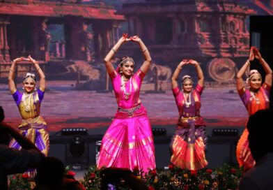 സരസ്വതീ ദേവീ സ്തുതിയോടെ ആരംഭിച്ച ചലച്ചിത്രതാരവും നർത്തകിയുമായ പത്മഭൂഷണൻ ശോഭനയുടെ നൃത്താവിഷ്കാരത്തോടെ നിശാഗന്ധിയിലെ അരങ്ങുണർന്നു. താള, ലാസ്യ, ലയ ചലന ഭംഗികൾ കൊണ്ട് സദസ്സിന്റെ മനംകവർന്ന പ്രകടനം വാരാഘോഷത്തിലെ