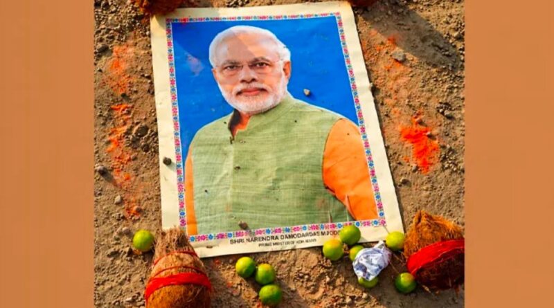 പ്രധാനമന്ത്രിയുടെ ചിത്രത്തിന് മുകളിൽ സൂചി കുത്തിയ നാരങ്ങയും തേങ്ങയും! ശ്മശാനത്തിലെ ദുർമന്ത്രവാദത്തിൽ യു.പിയിൽ കേസ്
